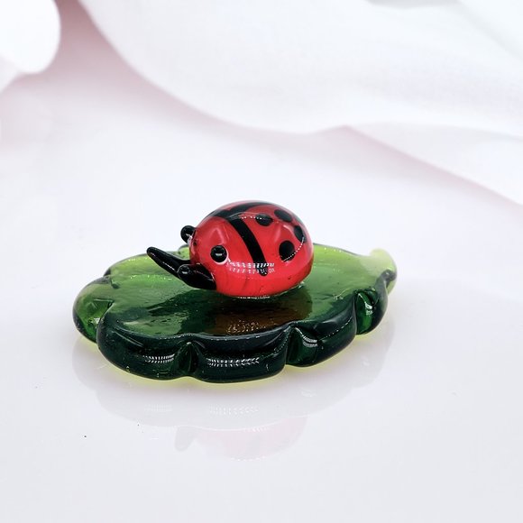 Miniature Glass Animals, Ladybug on Leaf, Vintage Glass Collectibles - Picture 10 of 12